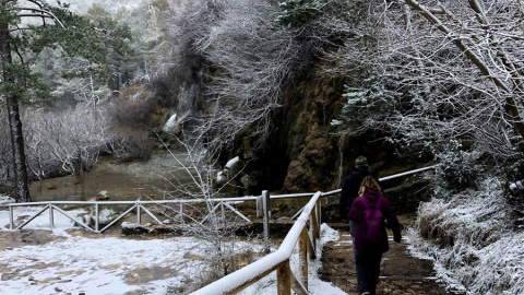 VEGA DEL CODORNO (CUENCA), 19/01/2020.- El nacimiento del río Cuervo, en Cuenca, ha amanecido cubierto de blanco tras la nevada de las últimas horas, que han animado las visitas a este lugar de gran belleza natural. Las intensas lluvias de las últimas 