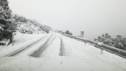 Una de las carreteras valencianas cortadas por la copiosa nevada que ha caido este domingo. EP