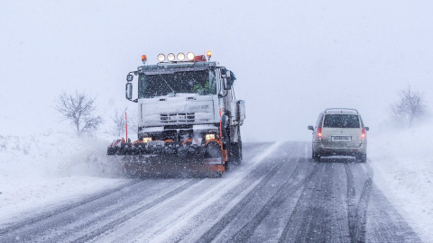 20/01/2020.- Una maquina quitanieves retira la nieve acumulada de la carretera N-344 que une Murcia con Valencia este lunes en las proximidades de Yecla, a causa de la intensa nevada que se esta produciendo en la zona del altiplano de la Región de Murcia