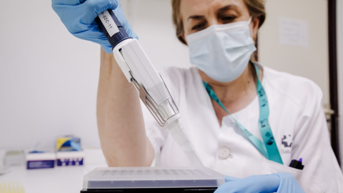 31/05/2022. Una técnico de laboratorio prepara una PCR para el análisis de la viruela del mono, en el Hospital Ramón y Cajal, a 30 de mayo de 2022, en Madrid (España).