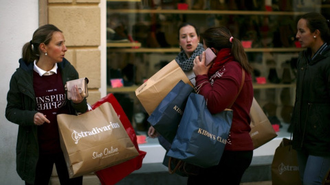 Varias personas de compras por el centro de Madrid. REUTERS