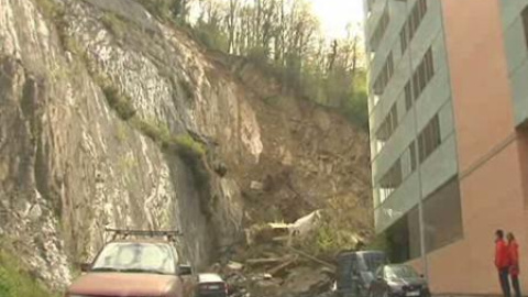 El desprendimiento de la ladera de un monte causa alarma en Ermua