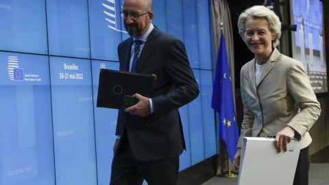 El presidente del Consejo Europeo, Charles Michel (L) y la presidenta de la Comisión, Ursula von der Leyen (R), al final del segundo día de la Cumbre Europea Extraordinaria sobre Ucrania en el Consejo Europeo, en Bruselas, Bélgica, 31 de mayo de 2022.