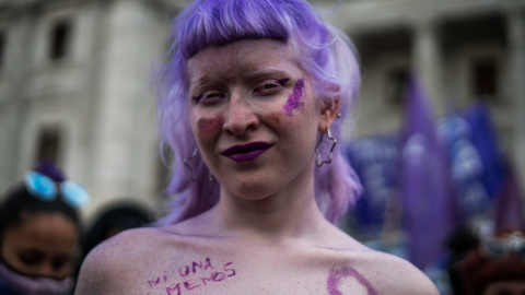 03/06/2022 - Imagen de archivo de una mujer en la manifestación del día de la mujer de 2021 en Buenos Aires, (Argentina).