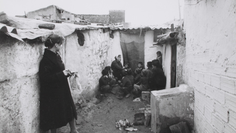 La madre Ángela, junto a un grupo de niños en un callejón del barrio. MUSEO DE HISTORIA DE MADRID