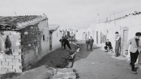 Una de las calles sin asfaltar del barrio, sobre 1960. MUSEO DE HISTORIA DE MADRID