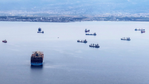 Los barcos navegan junto a la bahía de Haifa en el mar Mediterráneo, en Israel.