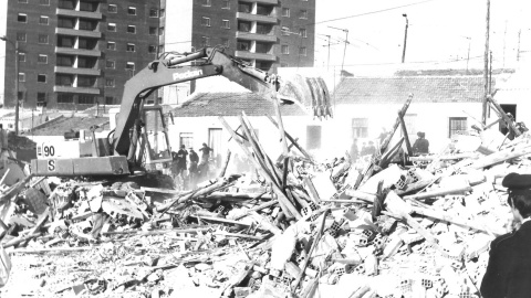 Derribo de chabolas en los años ochenta, con el nuevo barrio de Fontarrón al fondo. VALLECAS TODO CULTURA