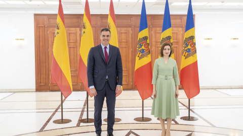 El presidente del Gobierno, Pedro Sánchez, junto a la presidenta de Moldavia, Maia Sandu, este viernes en Chisinau, la capital del país.