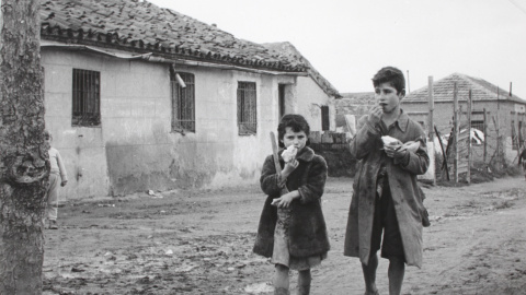 Dos niños del Cerro del Tío Pío, pisando el barro característico del barrio. MUSEO DE HISTORIA DE MADRID