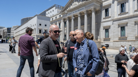 25/05/2022 Los secretarios generales de CCOO y UGT, Unai Sordo y Pepe Álvarez, CCOO y UGT, protestan junto a la Federación Estatal de Asociaciones de Víctimas del Amianto, han protestado frente al Congreso de los Diputados