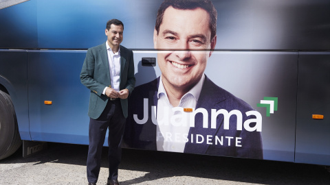 El candidato del Partido Popular a la presidencia de la Junta de Andalucía, Juanma Moreno, posa con el autobus de la caravana durante la atención a los medios en la puerta del Hospital Militar en Sevilla, a 3 de junio de 2022 .