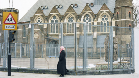 Iglesia en el este de Londres transformada en gimnasio junto a una escuela.