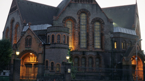 Iglesia en Hampstead (Londres) al atardecer, convertida en estudio de grabación musical donde Queen registró 'Bohemian Rhapsody'.