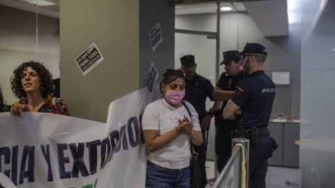 Gisela Flores, cuyo desahucio está previsto para este viernes 10 de junio, durante el encierro en una sucursal de CaixaBank en Vallecas (Madrid).