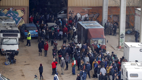 02/01/2021. Los agentes desalojan la nave donde estaba teniendo lugar la macrofiesta ilegal. - EFE