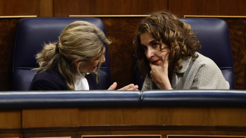 28/04/2022.- La vicepresidenta segunda, Yolanda Díaz, y la ministra de Hacienda, María Jesús Montero, conversan en el Congreso. Eduardo Parra / Europa Press