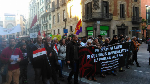 Manifestación en Barcelona para pedir la inmediata salida de España de la OTAN y el cierre de las bases militares. / LAURA SAFONT