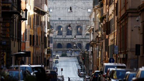 01/01/2021. Un hombre cruza una calle de Roma, con el Coliseo al fondo, el día de Año Nuevo. - Reuters