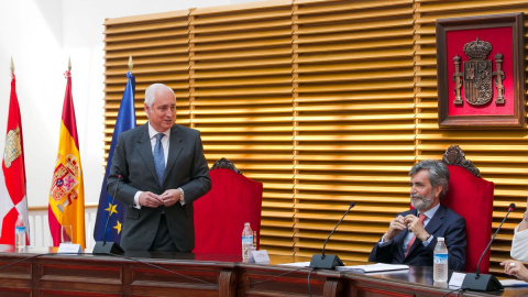 El presidente del TSJ de Castilla y León, José Luis Concepción, y el presidente del Supremo y del CGPJ, Carlos Lesmes, en el Palacio de Justicia, a 13 de mayo de 2022, en Burgos.