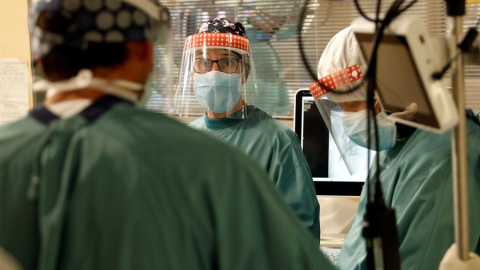 Varios profesionales sanitarios trabajan en la UCI del Hospital Vall d'Hebron de Barcelona.