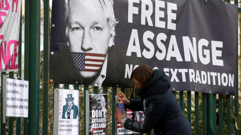 Carteles y pancartas contra la extradición de Julian Assange a EEUU, en la verja de Woolwich Court Court en Londres.