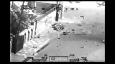 Captura de pantalla del vídeo "Collateral Murder". El tripulante del helicóptero dice: "Uno-Ocho, también tenemos un individuo que, uh, parece estar herido e intenta huir a rastras". Recibirá orden de disparar.