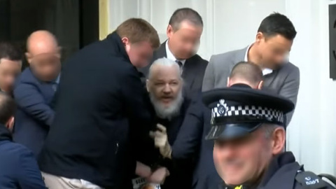 Momento de la detención de Julian Assange. - RT (Youtube)