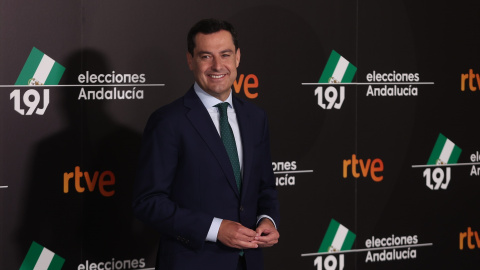 El candidato por el PP, Juanma Moreno, en el Photocall previo al debate en RTVE.