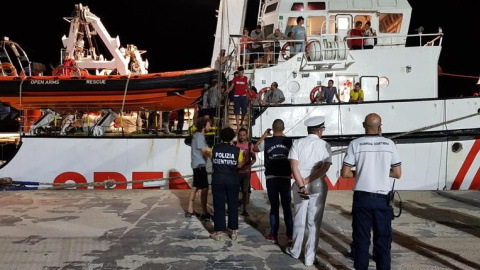 Imagen del desembarco del Open Arms en el puerto de Lampedusa. EFE/EPA