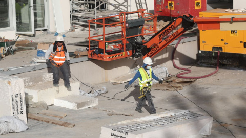 Obreros trabajando en el Hospital Isabel Zendal, en la zona de Valdebebas, Madrid, a 11 de noviembre de 2020.