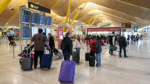 07/06/2022. Viajeros con maletas en la terminal T-4 en el Aeropuerto Adolfo Suárez Madrid-Barajas, a 13 de abril de 2022, en Madrid.