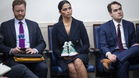 Camila Alves, esposa del actor Matthew McConaughey, sostiene unas zapatillas Converse verdes de una de las víctimas del tiroteo masivo de Ulvade.