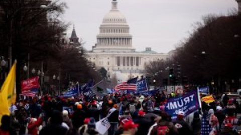 Milers de seguidor de Trump assalten el Capitoli per aturar la votació que havia de confirmar la victòria de Biden