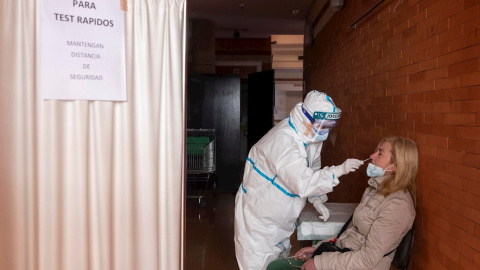 Una enfermera del centro de salud de Santomera (Murcia) realiza una PCR a una a mujer, este martes.