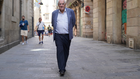 Maragall passejant per Ciutat Vella camí de l'Ajuntament.