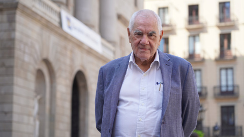 Ernest Maragall fotografiat a la plaça Sant Jaume davant l'Ajuntament de Barcelona.