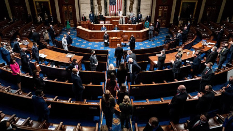 Sessió conjunta del Congrés per certificar els resultats del Col·legi Electoral de 2020 després que els partidaris del president Donald Trump assaltessin el Capitoli durant el dia al Capitol Hill a Washington DC.