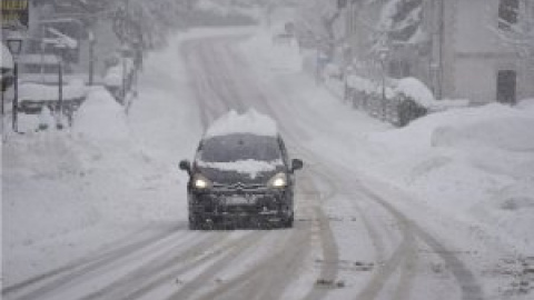 Cerca de una veintena de carreteras del norte peninsular continúan cerradas al tráfico por la nieve