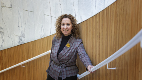 La consellera de Justícia, Ester Capella, fotografiada a les escales de la nova seu del Departament a la Zona Franca.