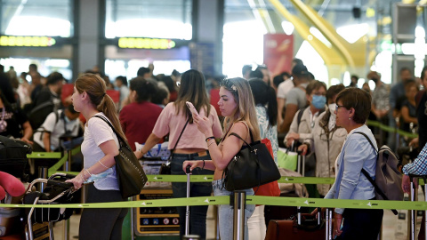 09/06/2022. Decenas de personas hacen cola este miércoles para facturar el equipaje en el Aeropuerto de Barajas de Madrid, a 8 de junio de 2022.