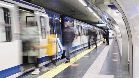 Varias personas entran en los vagones en la estación de Metro de Gran Vía, de Madrid. E.P./Eduardo Parra