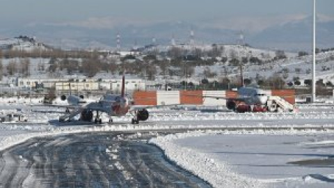 Más de 590 carreteras siguen afectadas, Barajas abre gradualmente y los servicios ferroviarios recuperan la normalidad