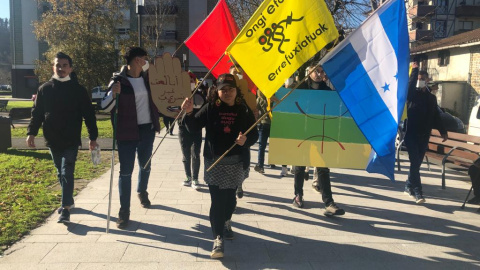 Dalila Argueta en una marcha por la migración bajo el lema "Nadie es ilegal". En Igorre