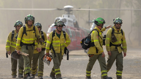 09/06/2022-Bomberos que han estado trabajando toda la noche en el incendio forestal del Pujerra, llegan en helicóptero al puesto de mando a 09 de junio en Pujerra (Málaga, Andalucía)