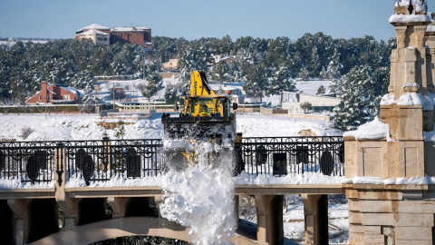 Una maquina retira nieve acumulada en el viaducto viejo de Teruel.