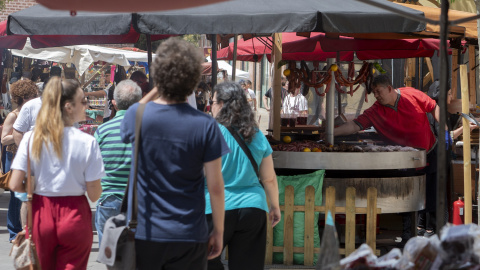 Varias personas pasean por los puestos en el Mercado medieval de Mejorada del Campo, a 21 de mayo de 2022, en Mejorada del Campo, Madrid (España).