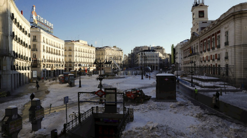 Vista de la nieve que permanece en la Puerta del Sol este martes en Madrid donde los colegios permaneces cerrados los , supermercados desabastecidos y los hospitales intentando recuperar la normalidad tras días de aislamiento por el temporal Filomena, cu