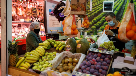 Puestos de alimentación en el Mercado de Santa María de la Cabeza en Madrid. EFE/David Fernández