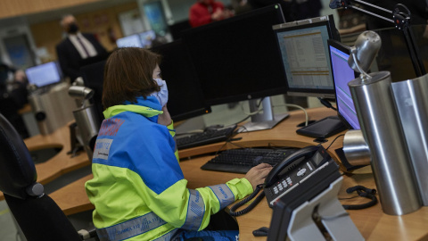 Una trabajadora en la Agencia de Seguridad y Emergencias de Madrid 112 (ASEM112) en Pozuelo de Alarcón, Madrid.